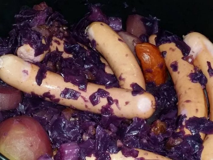 Red cabbage with apple and sausage