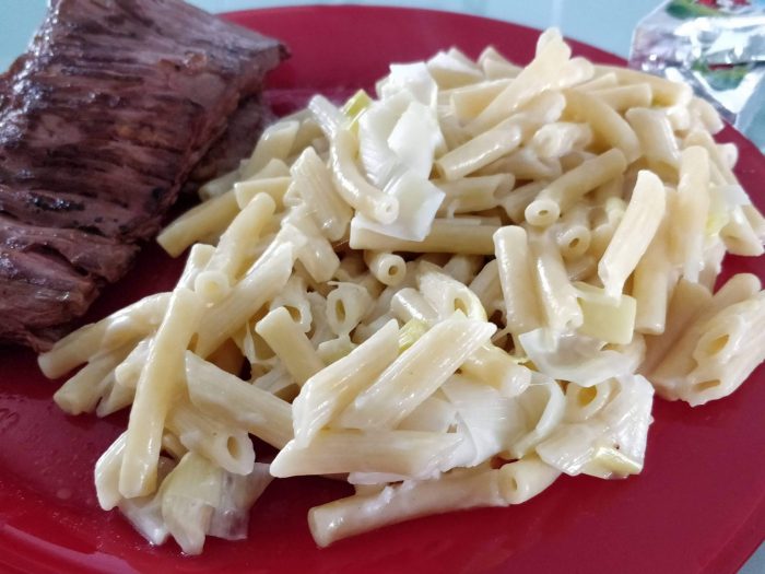 Pasta with leeks and soft cheese