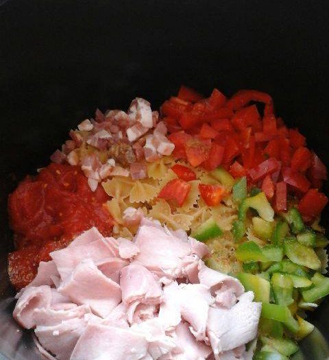 One pot pasta with pepper,ham and bacon