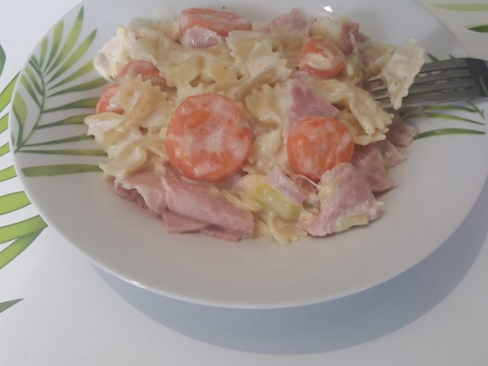 Pasta, hams, carrots, and zucchinis with soft cheese