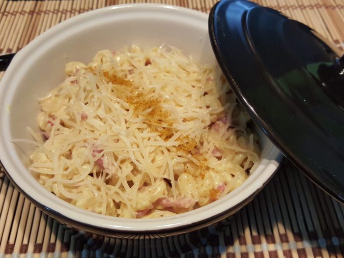 Pasta carbonara with curry