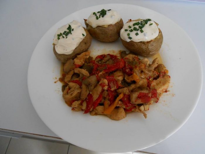 Wok of chicken breast with pepper and mushrooms