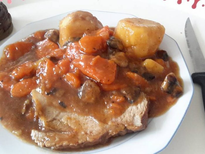 Pork roast with carrots, potatoes and mushrooms in a Nath Van style