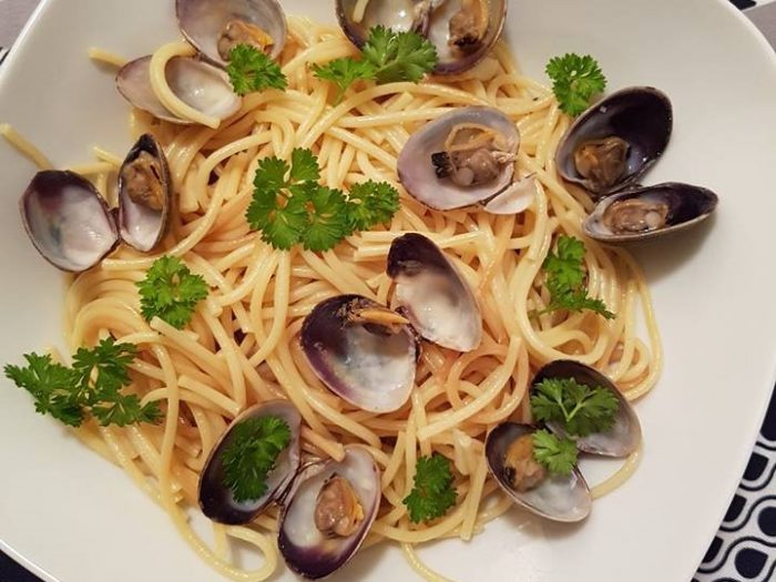 Spaghetti vongole (clams)